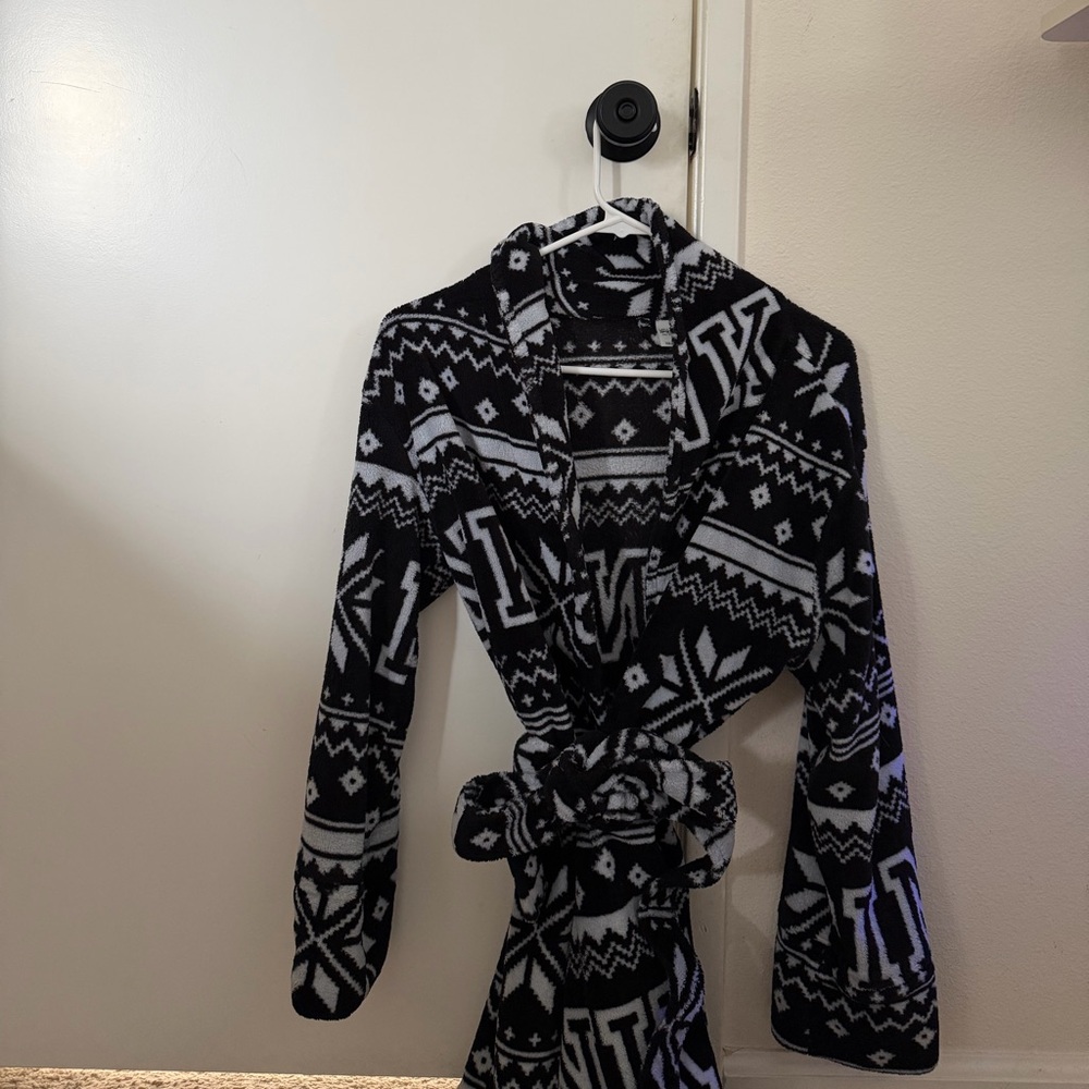 Black and White Patterned Robe